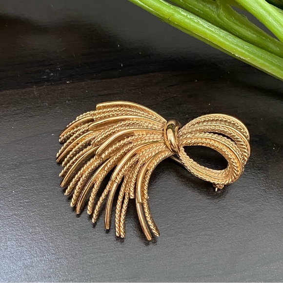 Vintage Signed MONET Gold-tone Twisted Knot Bow Brooch - Picture 2 of 10